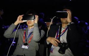 Pla mig de dos dels assistents a la presentació del Samsung Galaxy S7 i S7 Edge, amb ulleres de realitat virtual