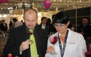 Pla mig de dues persones tastant vins a l'estand d'Inkordia Wines d'Alimentària