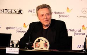 Pla mig de l'actor Christopher Walken durant la roda de premsa al Festival de Sitges 2016, amb el Gran Premi Honorífic davant seu. ACN