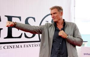 Pla mig de l'actor Dolph Lundgren al photocall del Festival de Sitges 2016, fent un cop de puny a l'aire. ACN