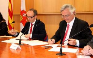 Pla mig de l'alcalde de Sitges, Miquel Forns, i del president de l’ITR, Tomás Azcárate, signant la carta de compromís. ACN