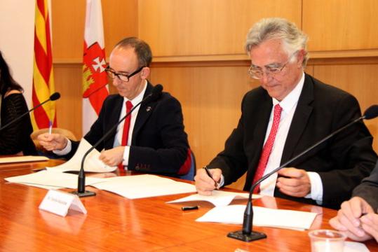 Pla mig de l'alcalde de Sitges, Miquel Forns, i del president de l’ITR, Tomás Azcárate, signant la carta de compromís. ACN