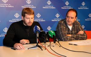 Pla mig de Marc Font, exregidor de la CUP de Vilanova i la Geltrú, i Josep Maria Domènech, regidor de la formació, en roda de premsa