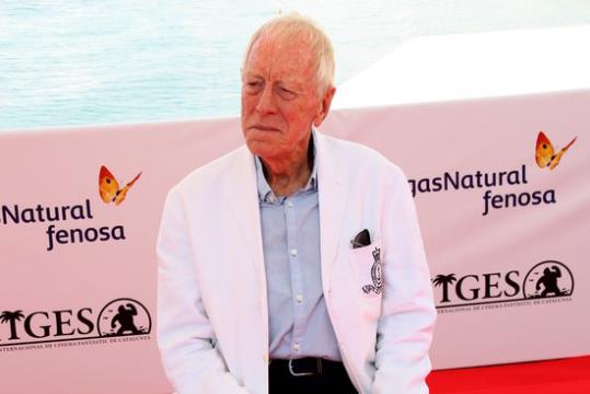 Pla mig de Max Von Sydow assegut al photocall del mirador del Festival de Sitges 2016. ACN