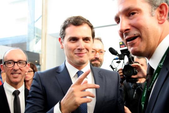 Pla mig del president de Ciutadans, Albert Rivera, enmig de l'expectació mediàtica a la seva arribada a les jornades del Cercle d'Economia, a Sitges. 