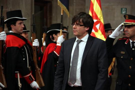 Pla mig del president electe de la Generalitat, Carles Puigdemont, passant revista a la formació de gala dels Mossos. ACN