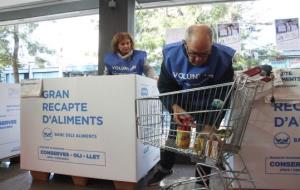 Pla mig d'un equip de voluntaris del Gran Recapte col·locant aliments als contenidors . ACN