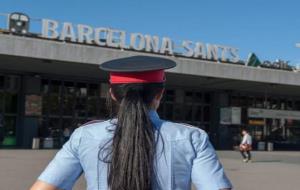 Pla mig d'una agent dels Mossos davant de l'estació de Barcelona-Sants en una imatge cedida aquest dissabte 23 de juliol del 2016. Mossos d'Esquadra