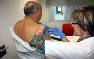 Pla mig d'una infermera vacunant de la grip a un pacient del CAP Onze de Setembre de Lleida. ACN