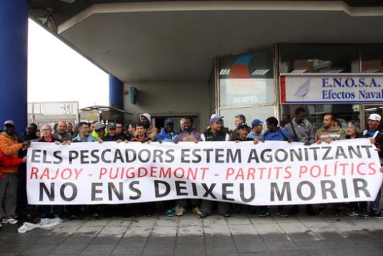 Pla obert de la concentració de pescadors davant la Confraria de Tarragona, mostrant una pancarta en què denuncien que estan 