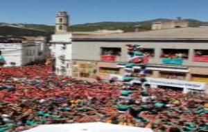Pla obert del 3 de 8 aixecat per sota dels Castellers de Vilafranca, descarregat en segona ronda a la diada de la Bisbal del Penedès