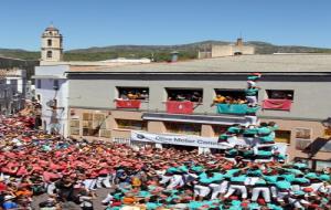 Pla obert del 3 de 9 amb folre i l'agulla descarregat pels Castellers de Vilafranca a la diada de la Bisbal del Penedès