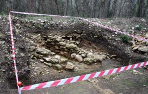 Pla obert d'un dels sectors de la Timba de Santa Bàrbara on s'han trobat restes arqueològiques relacionades amb la introducció del vi al Penedès. ACN