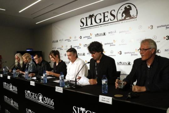 Pla obert lateral dels membres del jurat i del director del Festival de Sitges durant la lectura del palmarès de la 49a edició. ACN