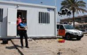 Pla sencer de l'agent de la Policia Local de Cunit, Dani Olmo, encarregat de pilotar el dron que vigila les platges