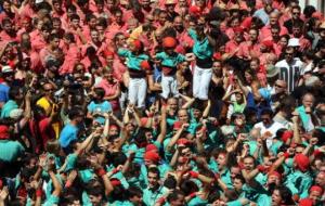 Pla obert del 3 de 9 amb folre i l'agulla descarregat pels Castellers de Vilafranca a la diada de la Bisbal del Penedès. ACN