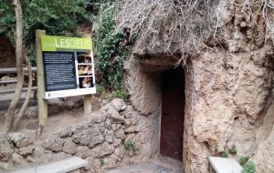 Pol Pagès i Lluís Ràfols a la Gruta de les Deus de Sant Quintí de Mediona