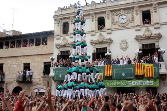 Primer 4 de 10 amb folre i manilles carregat pels Castellers de Vilafranca. Diada de Sant Fèlix del 30 d'agost de 2016. ACN