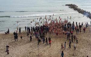 Primer bany de l'any a la platja de la República de Vilanova. Joan Maria Gibert