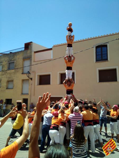 Primer pilar de 5 aixecat per sota dels Bous de la Bisbal. Bous de la Bisbal