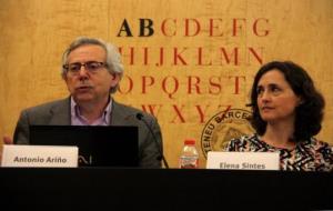 Primer pla de l'autor de l'informe Via Universitària, Antonio Ariño, amb la també autora Elena Sintes al costat. ACN