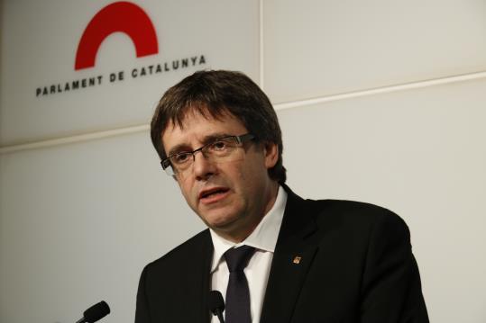 Primer pla del president de la Generalitat, Carles Puigdemont, en roda de premsa. ACN