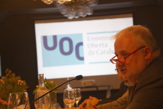 Primer pla Josep A. Planell, rector de la UOC, amb el logotip que estrenarà el proper 24 d'octubre. ACN