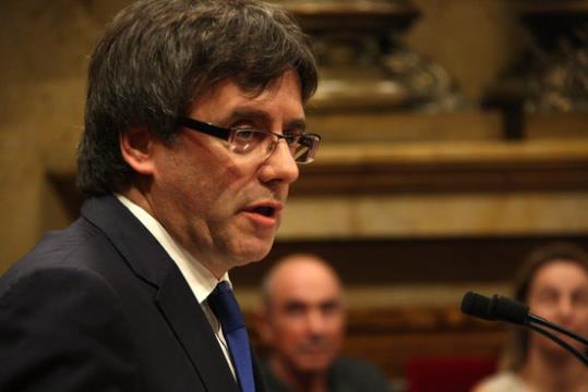 Primer plànol del president de la Generalitat, Carles Puigdemont, dirigint-se al ple del Parlament. ACN