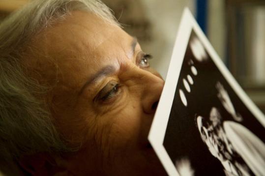 Primeríssim primer pla de Colita, sostenint una fotografia que li tapa mitja cara . ACN