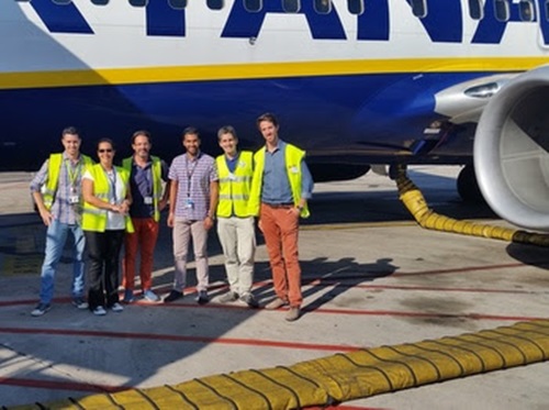 Professors de l'escola d'aeronàutica de Vilanova s'entrevisten amb el director tècnic de la companyia. Ajuntament de Vilanova