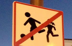 Prohibit jugar a pilota. Eix