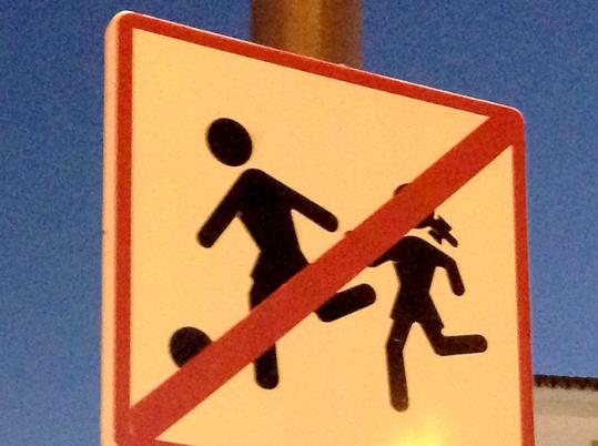 Prohibit jugar a pilota. Eix