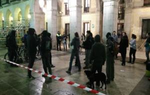Protesta dels okupes a les portes de l'Ajuntament de Vilanova