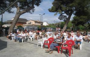 Protesta dels veïns de Rocamar amb botifarrada i manifestació de cotxes de Ribes a Roquetes