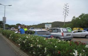 Protesta dels veïns de Rocamar amb botifarrada i manifestació de cotxes de Ribes a Roquetes