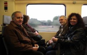 Quatre usuaris del tren de l'RT1 entre Reus i Tarragona, aquest dijous al matí en el primer de servei de rodalies. ACN