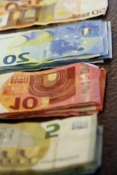 Quatres piles de bitllets de 5, 10, 20 i 50 euros. ACN