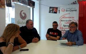 Ramon Arnabat amb membres de l'Associació Hipotecats Actius, promotora de la iniciativa a diversos municipi. Eix