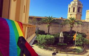 Record a les víctimes de l'atemptat d'Orlando al balcó de l'Ajuntament de Sitges. Ajuntament de Sitges