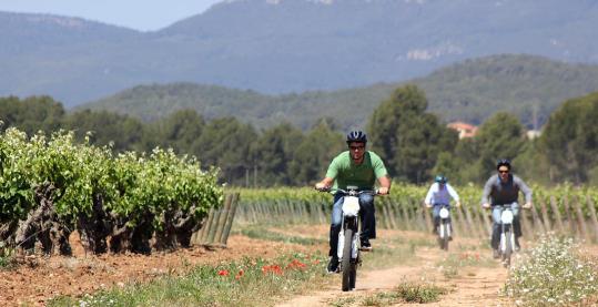 Recorregut per les vinyes amb la moto-bike elèctrica de Bultaco. Eix