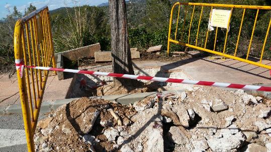 Reparen les voreres en mal estat de Mas Alba, a Sant Pere de Ribes . Ajt Sant Pere de Ribes