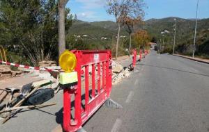 Reparen les voreres en mal estat de Mas Alba, a Sant Pere de Ribes 