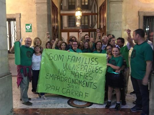 Representants de la Plataforma d'Afectats per la Hipoteca han defensat al ple municipal la moció sobre els empadronaments. PAH Garraf