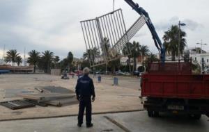 Retiren la tanca de la plaça del Port. Ajuntament de Vilanova