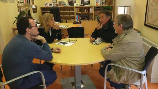 Reunió entre Juan Luís Ruíz, Neus Lloveras, Fèlix Senabre i Carles Andreu. AV Barri de Mar