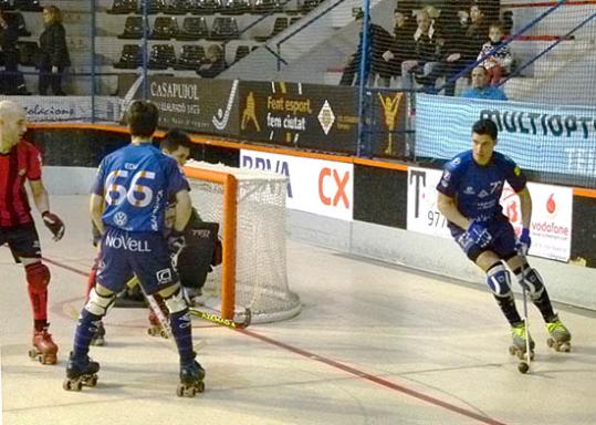 Roger Rocasalbas, passant per darrera la porteria del Reus. Raimon Mascaró