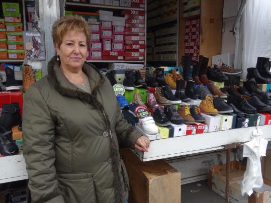 Rosario Casado és una de les paradistes més veteranes del mercadal dels Monjos. Ramon Filella