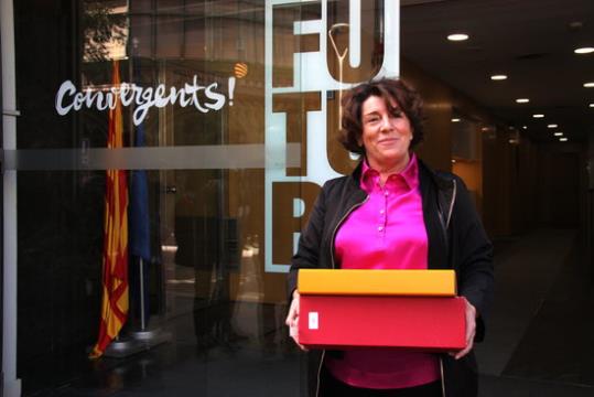 Sílvia Requena, davant la seu de CDC, on ha lliurat els avals per convertir-se en candidata a les primàries per encapçalar la llista del partit al 26J