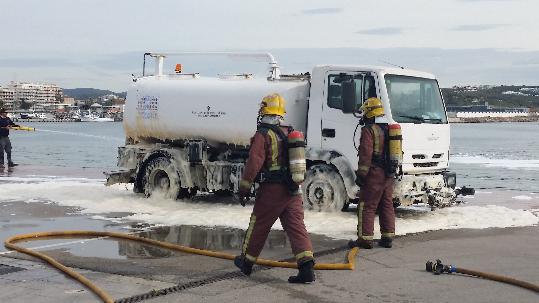Simulacre d'incendi d'un camió cisterna a la dàrsena esportiva de grans eslores del port de Vilanova. Generalitat de Catalunya