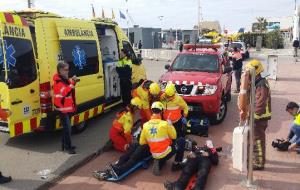 Simulacre d'incendi d'un camió cisterna a la dàrsena esportiva de grans eslores del port de Vilanova